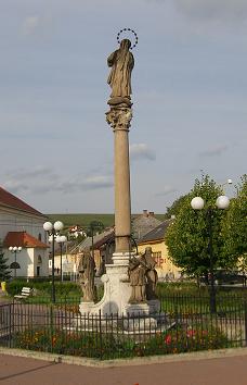 Pestsäule (Mariensäule) Richtung Kirche